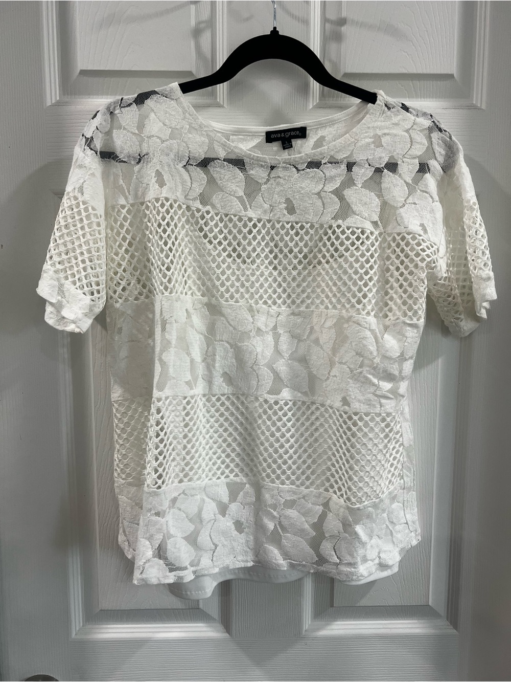 Ava & Grace White Lace & Mesh Short Sleeve Top
